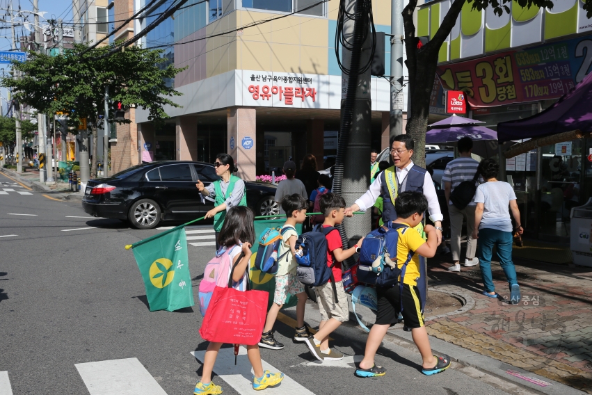 삼산동 초등학교 통학지도 캠페인 의 사진