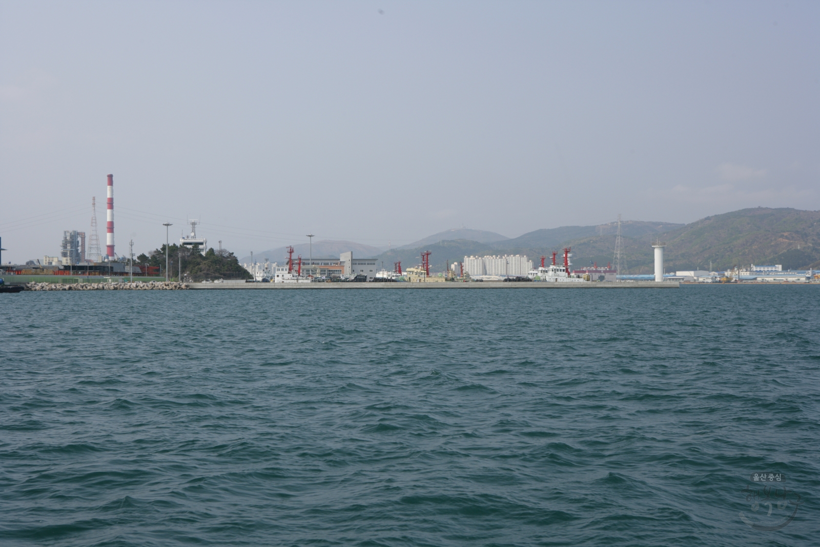 바다에서 바라본 공장단지전경 의 사진