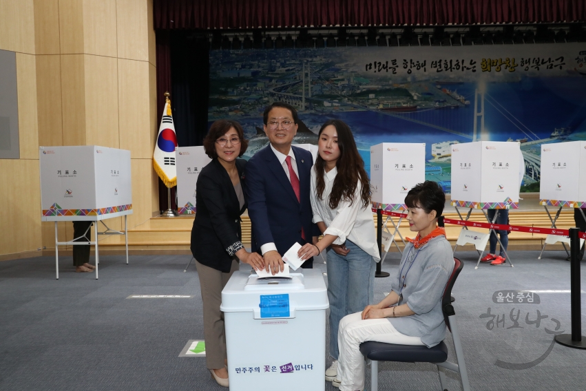 제7회 지방선거 사전투표 의 사진