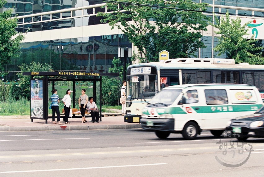 7월 소식지 사진 - 버스승강장, 번영로 전경 의 사진