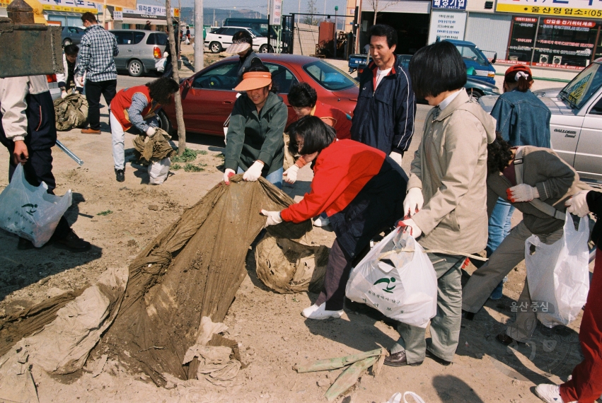 쓰레기와의 전쟁 선포식 (삼산동 고속버스터미널 앞) 의 사진