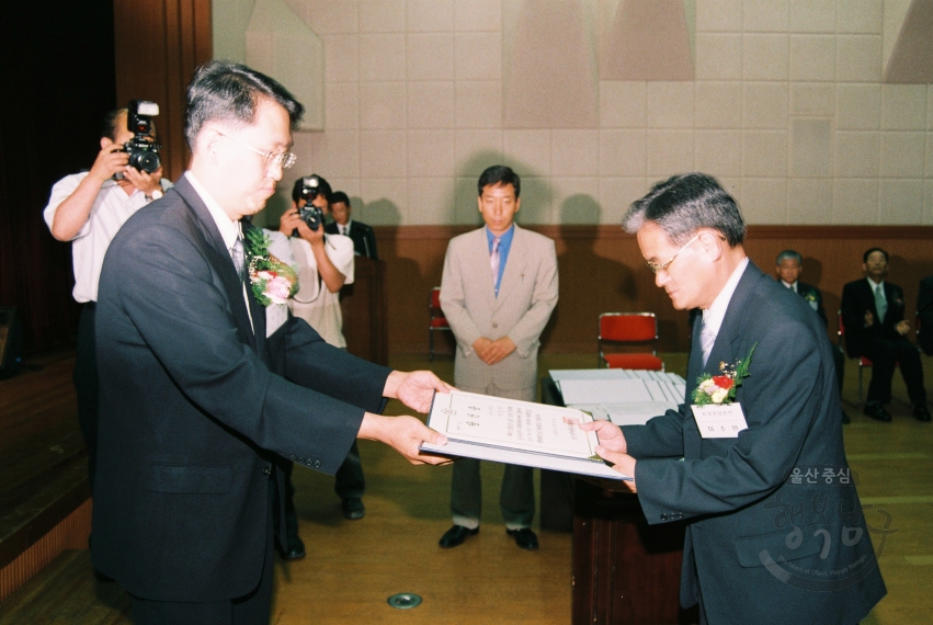 6.13 선거 당선자 당선증 전달식 의 사진