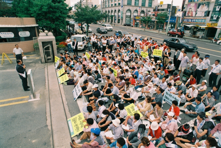 홈플러스 인근 시장상인 구청 앞 시위 의 사진