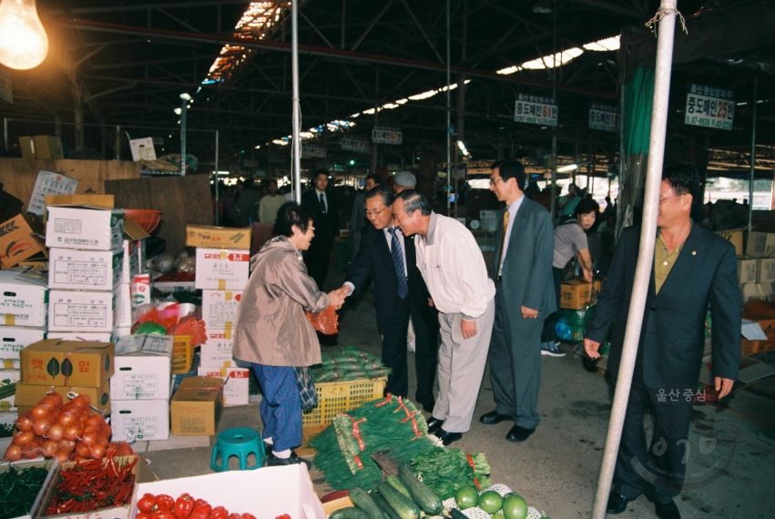 최병국 의원 농수산물 시장 위문 의 사진