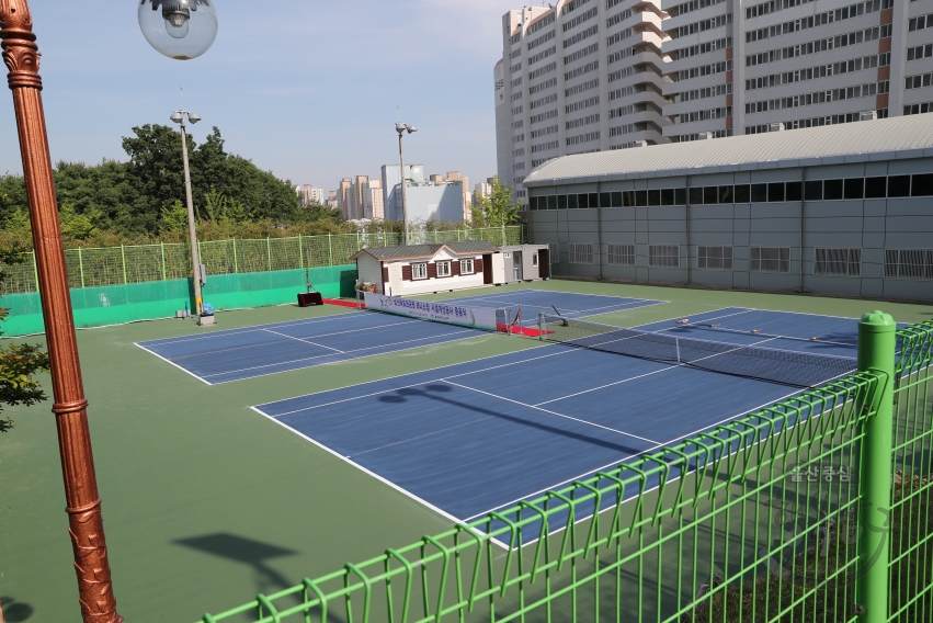 남산 레포츠센터 테니스장 시설 개선 준공식 의 사진
