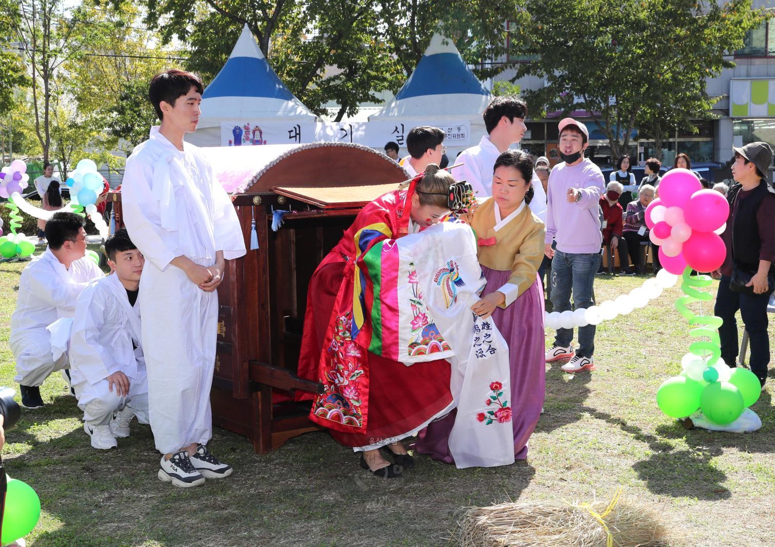 소소한 마을축제(다문화가족 전통혼례) 의 사진