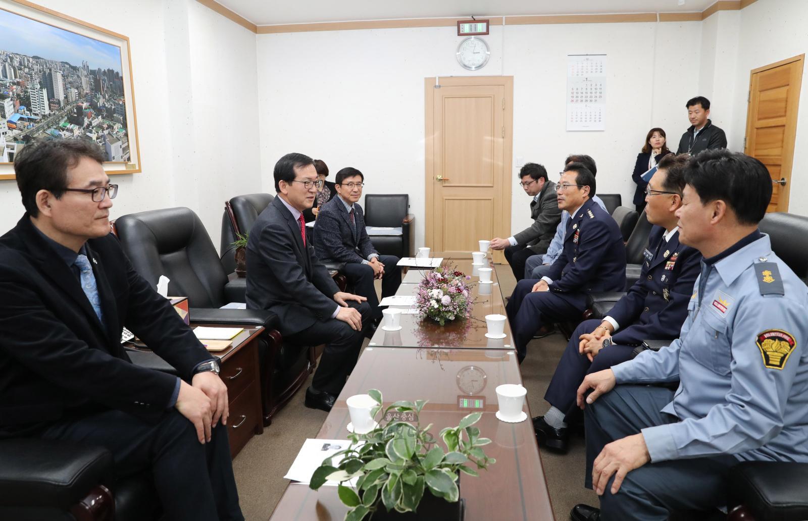 남부소방서 남성의용소방대 후원금 전달 의 사진