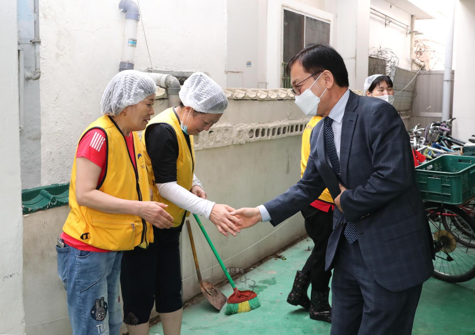 저소득 독거노인 사랑의 밑반찬 나누기 의 사진