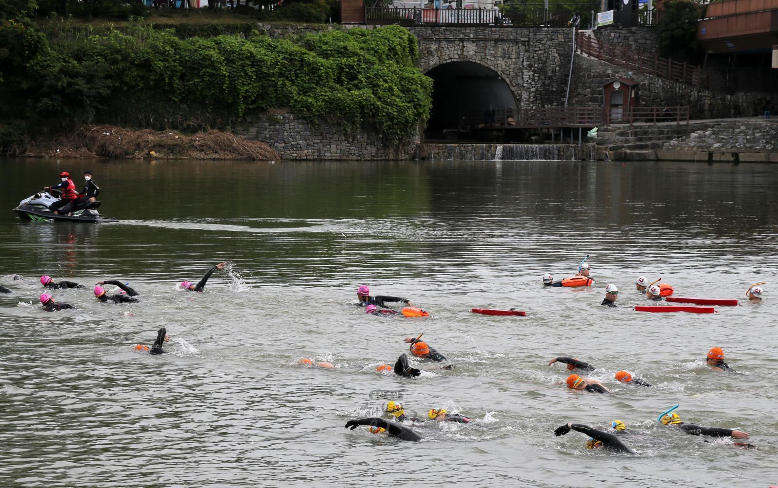 남구청장배 생활체육 태화강 십리 수영대회 의 사진