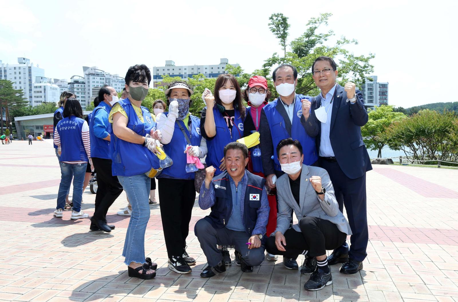 한국자유총연맹 울산남구지회 태극기 그리기 및 나누어주기 운동 의 사진