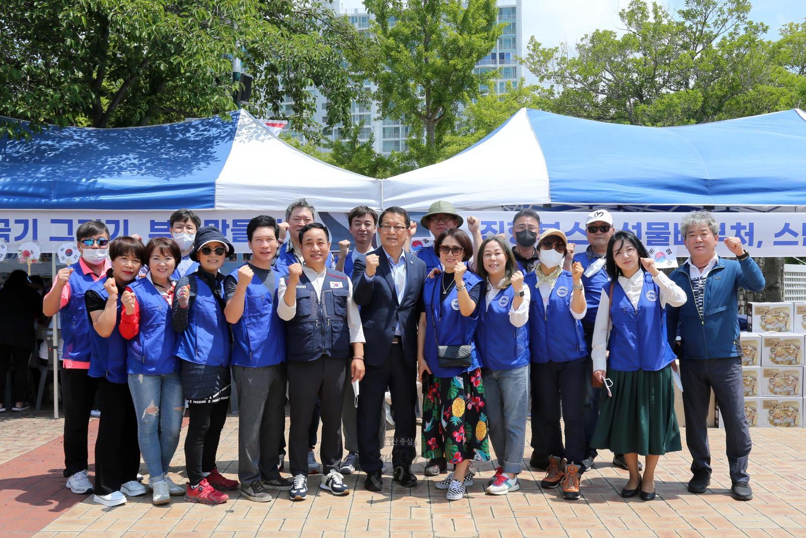 한국자유총연맹 울산남구지회 태극기 그리기 및 나누어주기 운동 의 사진