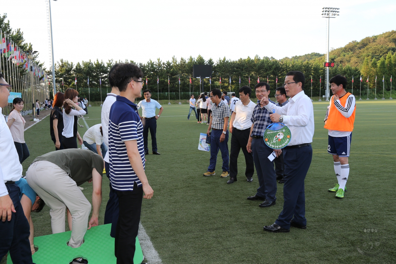 한국여자축구연맹회장 오규상 증정품 전달 의 사진