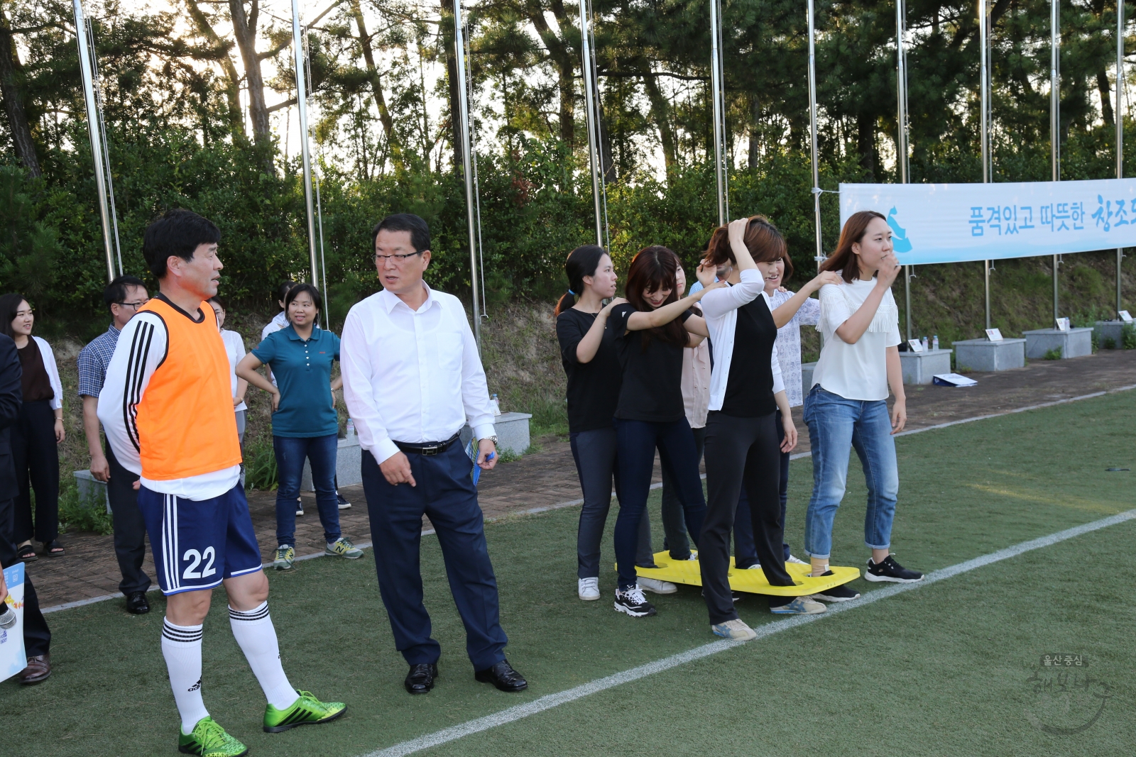 한국여자축구연맹회장 오규상 증정품 전달 의 사진