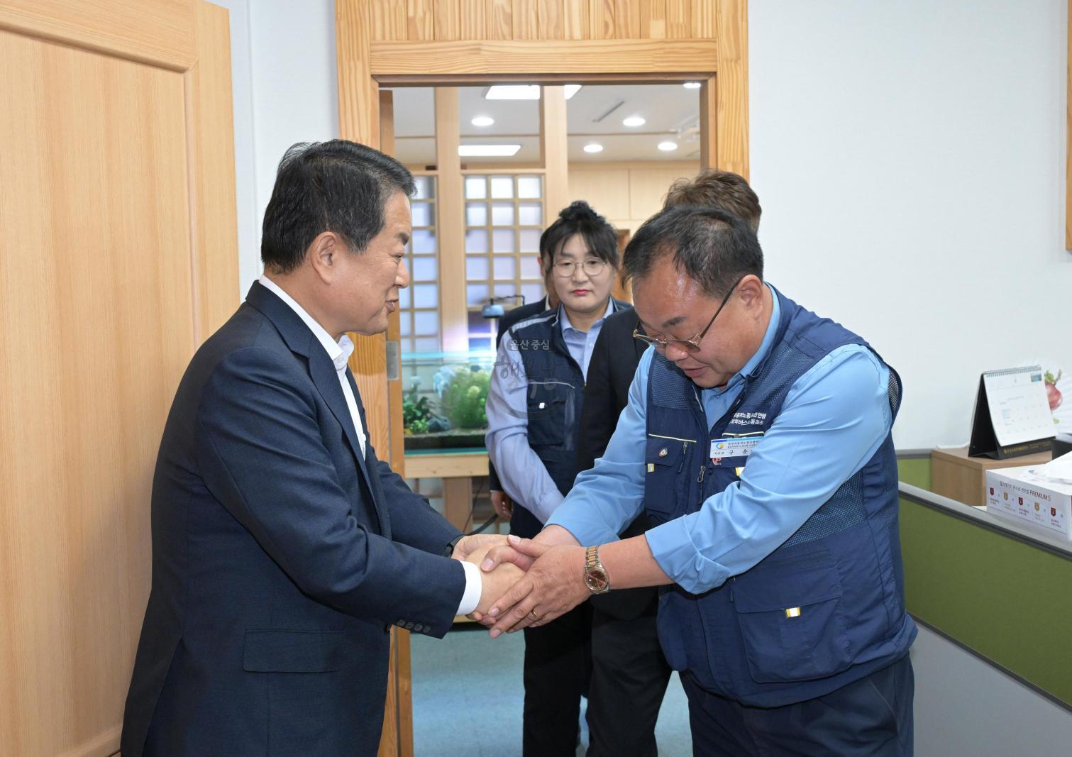대우여객자동차(주), 우리버스(주) 이웃돕기 후원물품(감자) 전달 의 사진