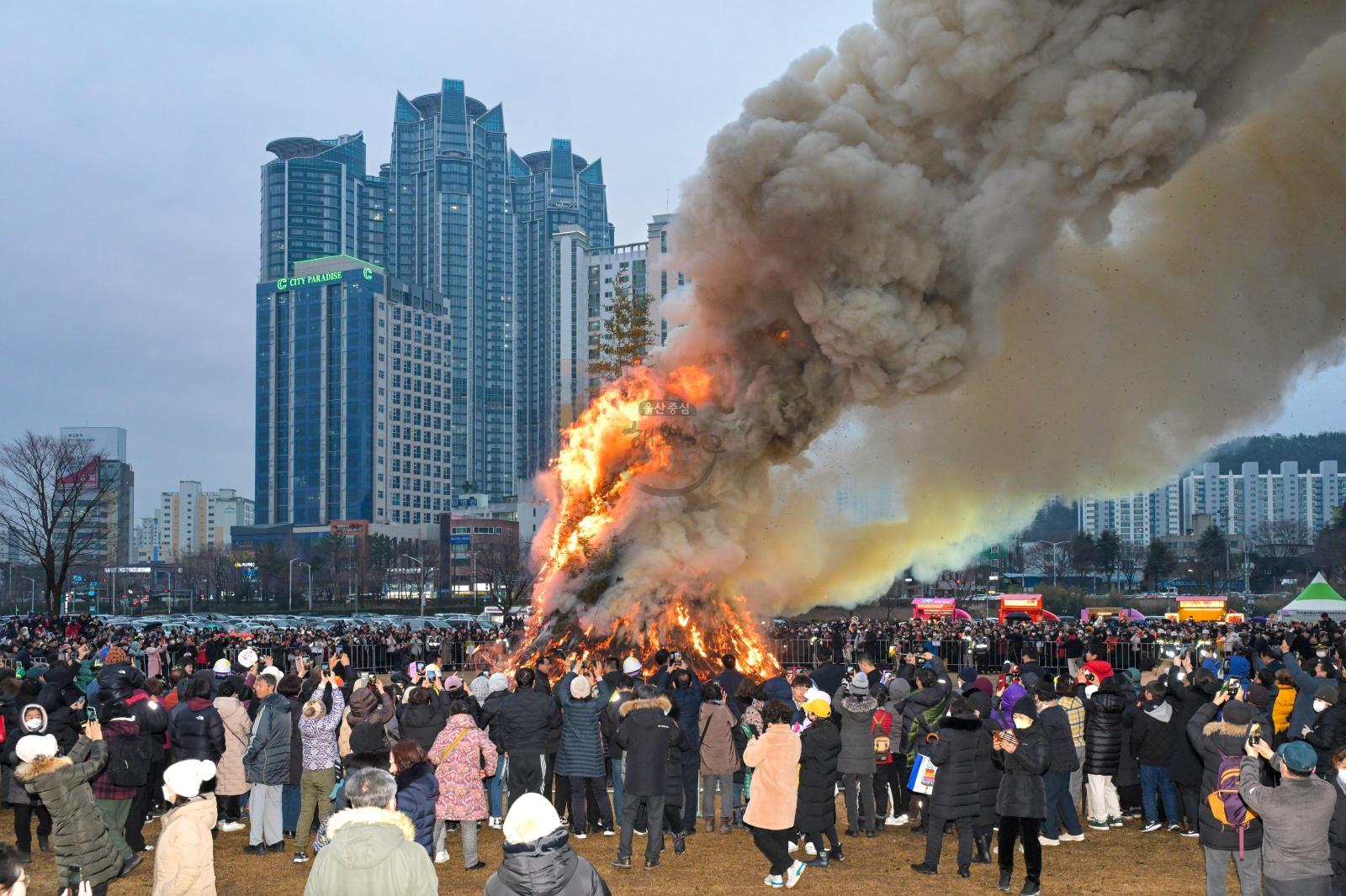 2025 을사년 정월대보름 달맞이(달집태우기) 의 사진