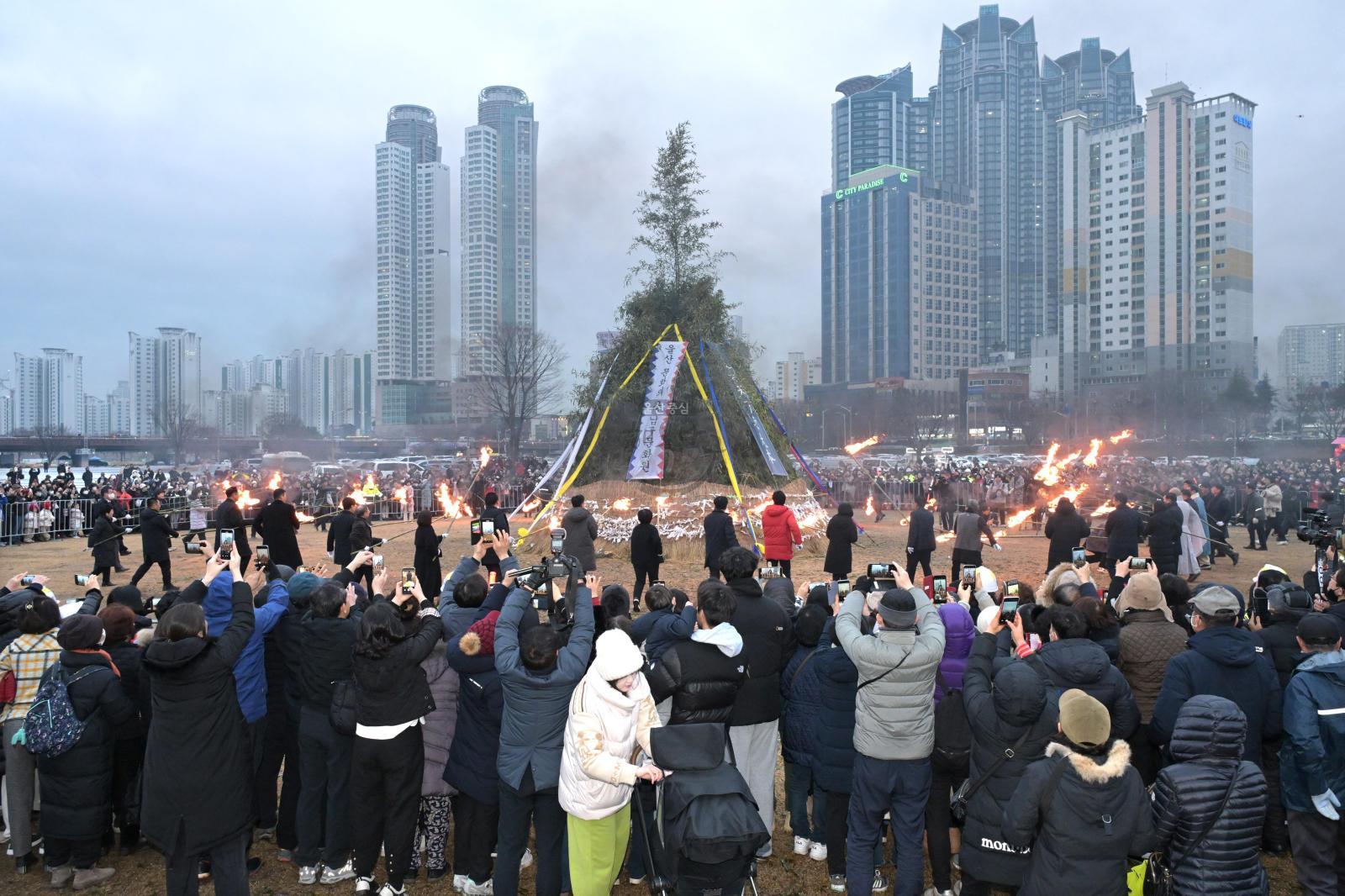 2025 을사년 정월대보름 달맞이(달집태우기) 의 사진