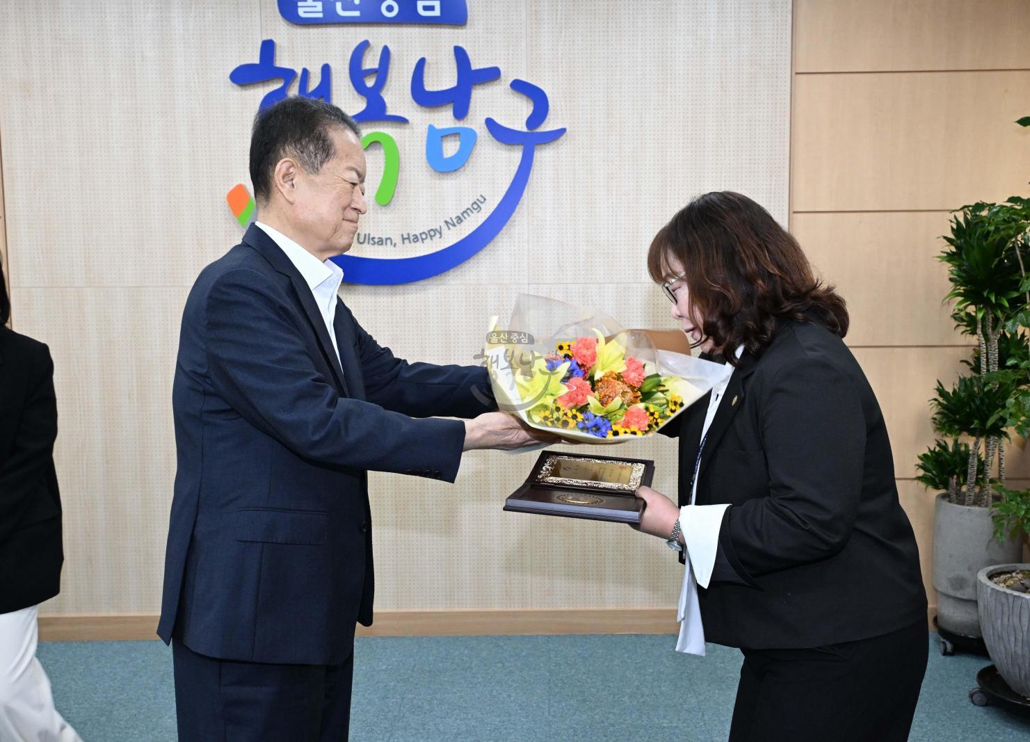 5급승진임용패교부 의 사진