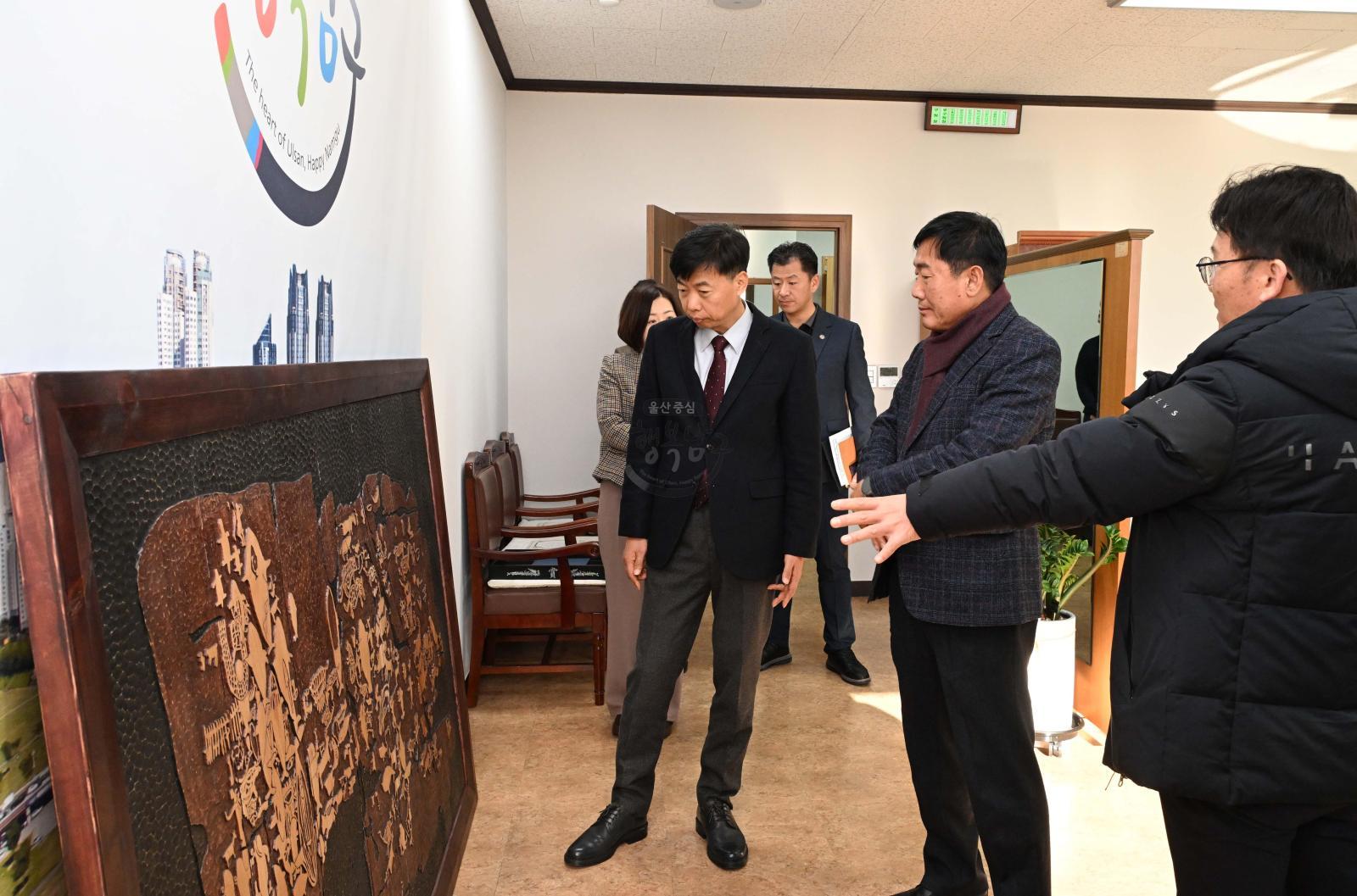 한국서각협회울산지회서각작품기증식 의 사진