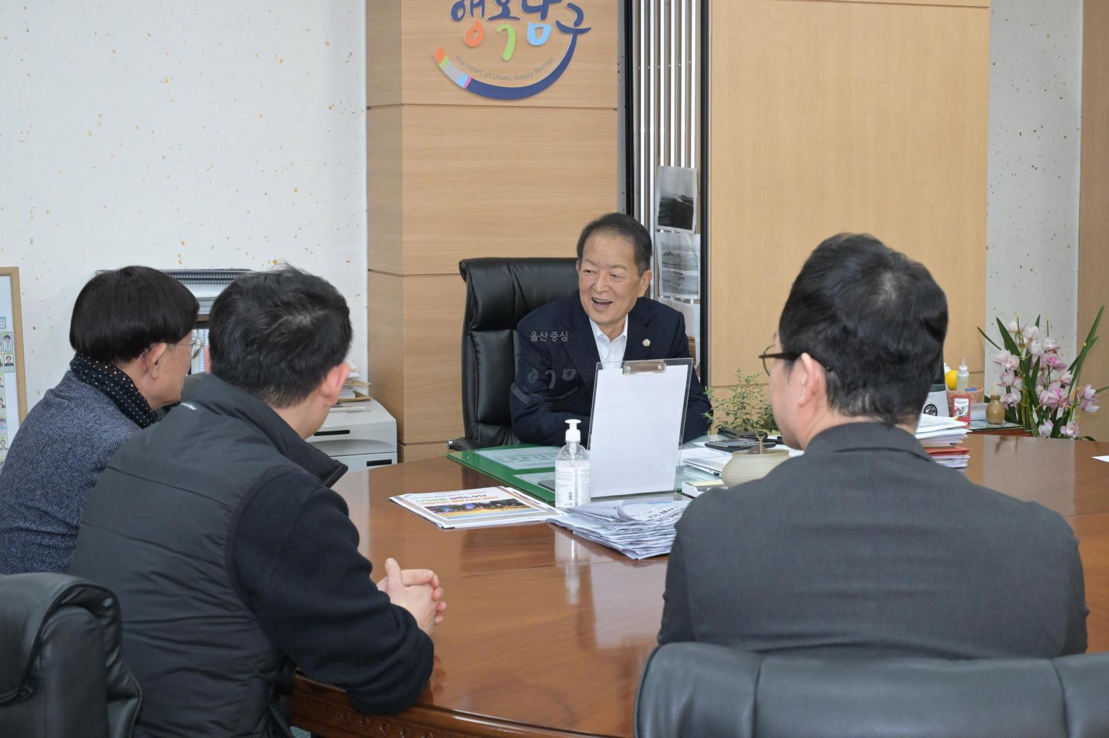 경인안전백화점 취약계층 방한복 전달 의 사진