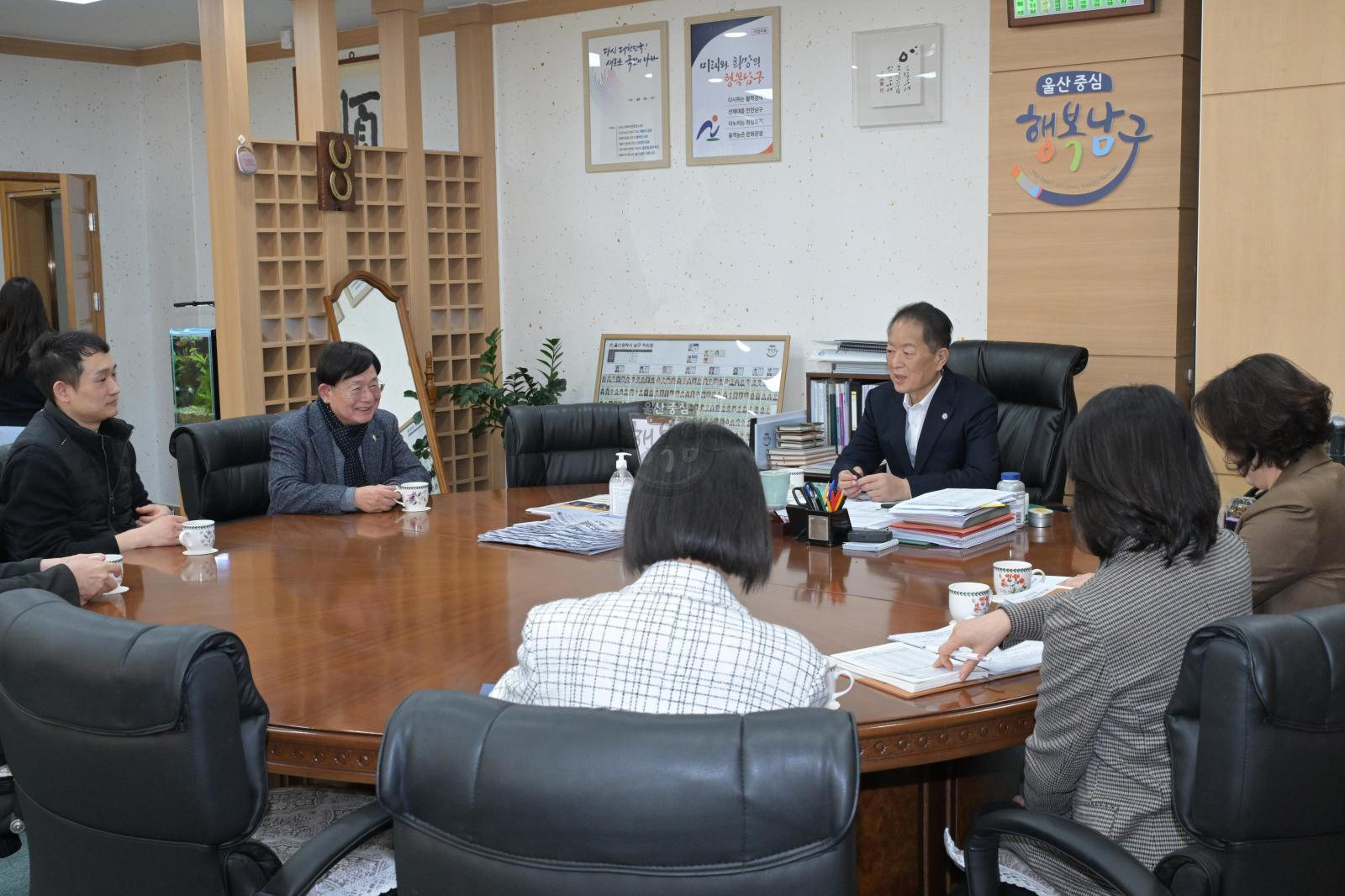 경인안전백화점 취약계층 방한복 전달 의 사진