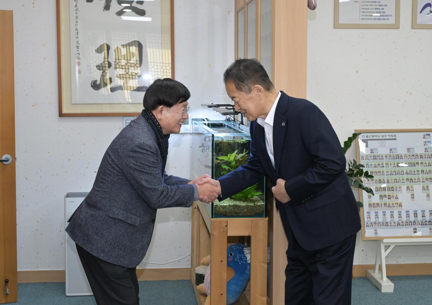 경인안전백화점 취약계층 방한복 전달 의 사진