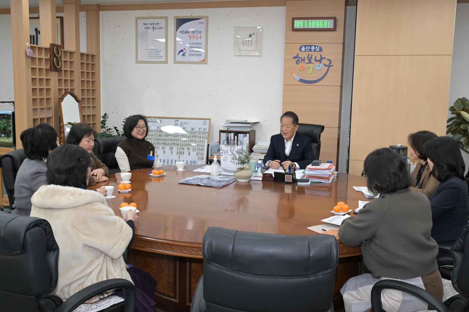 문수로타리클럽 이웃돕기 상품권 전달 의 사진