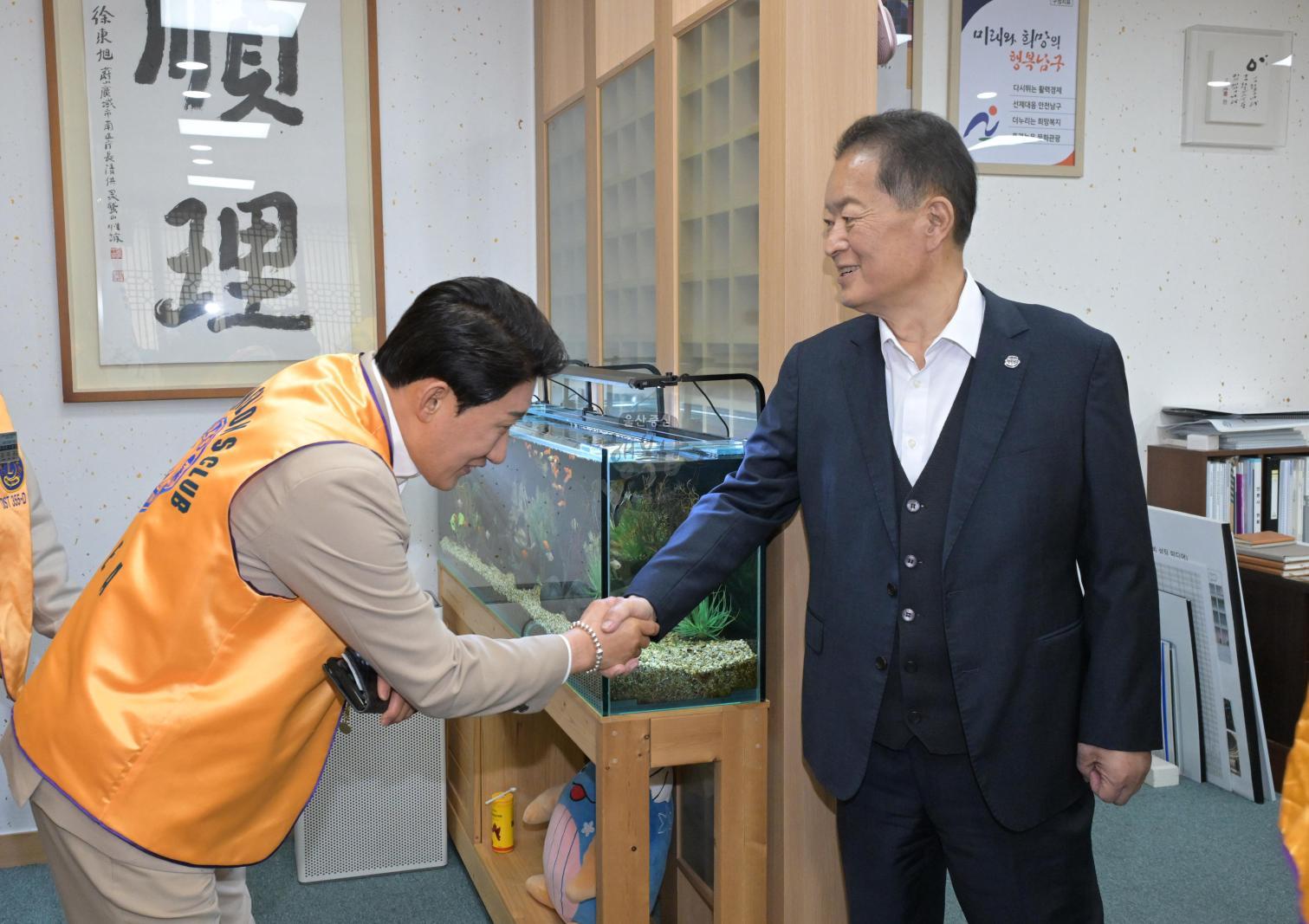 무룡라이온스클럽 후원금 전달 의 사진