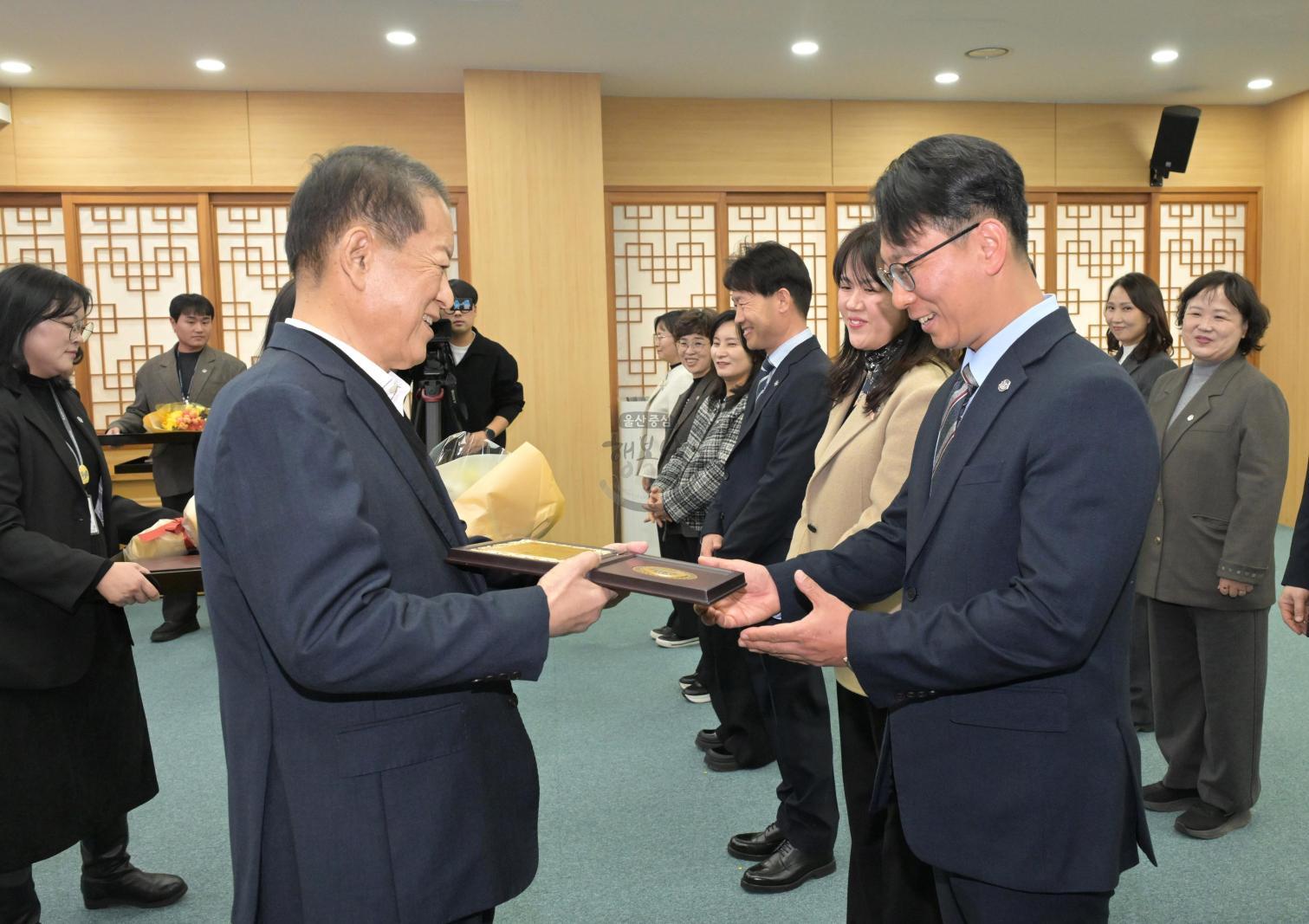 5급 승진자 임용패 교부 (나눔천사 착한 출발 단체 가입식) 의 사진
