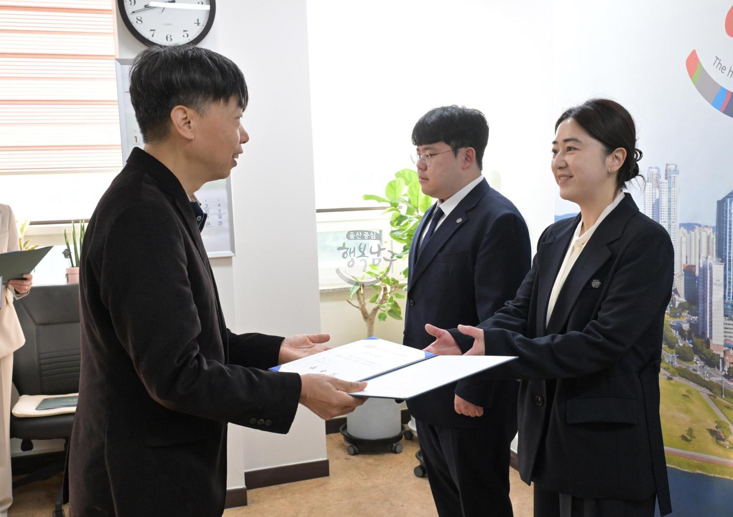 신규공무원 임용장 교부 의 사진