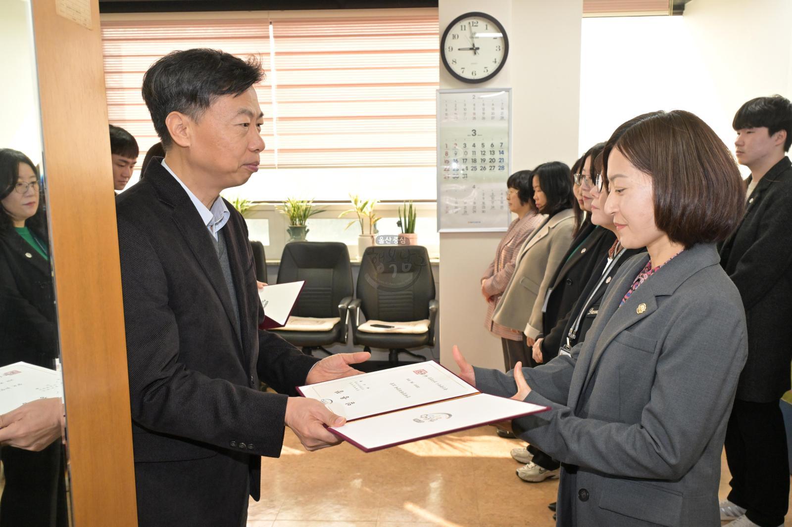 2026. 4. 1.자 수시 인사 임용장 교부 의 사진
