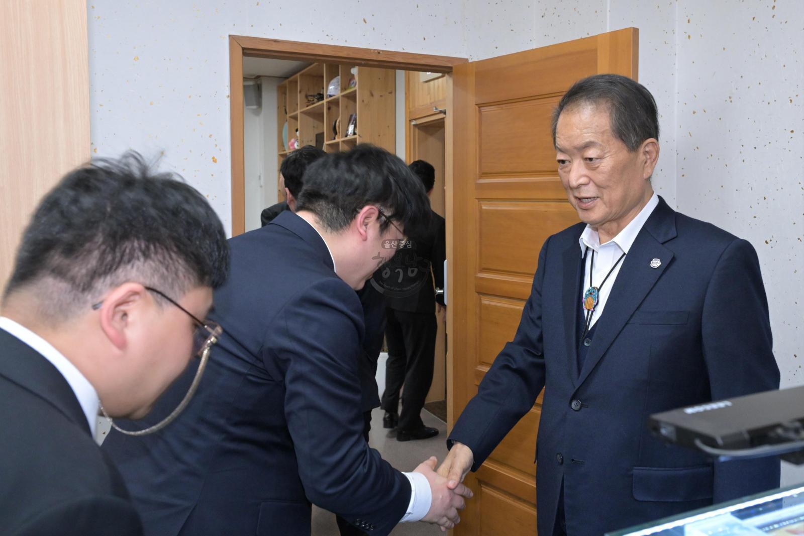 남울산청년회의소 임원진 내방 의 사진