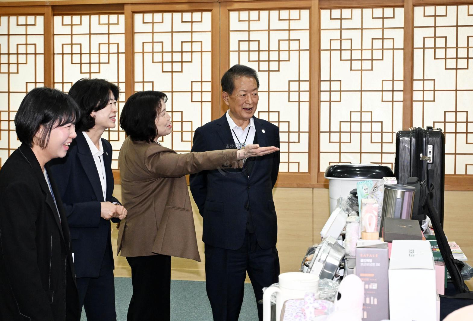 천사마켓 기부물품 전달식 의 사진