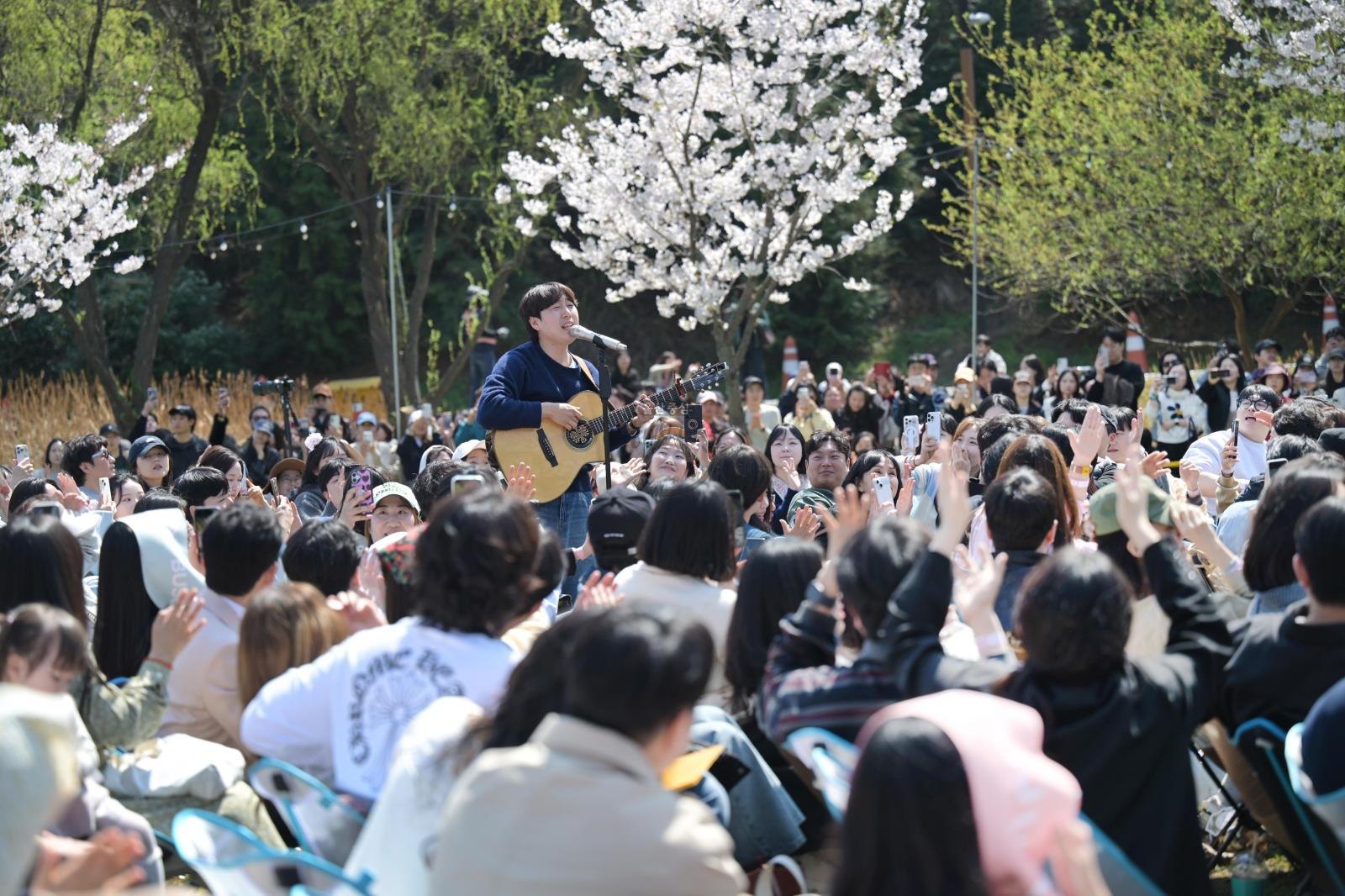 장범준 버스카버스카 in 선암호수공원 의 사진