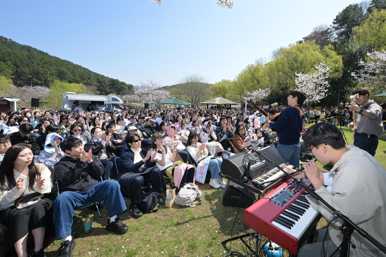장범준 버스카버스카 in 선암호수공원 의 사진