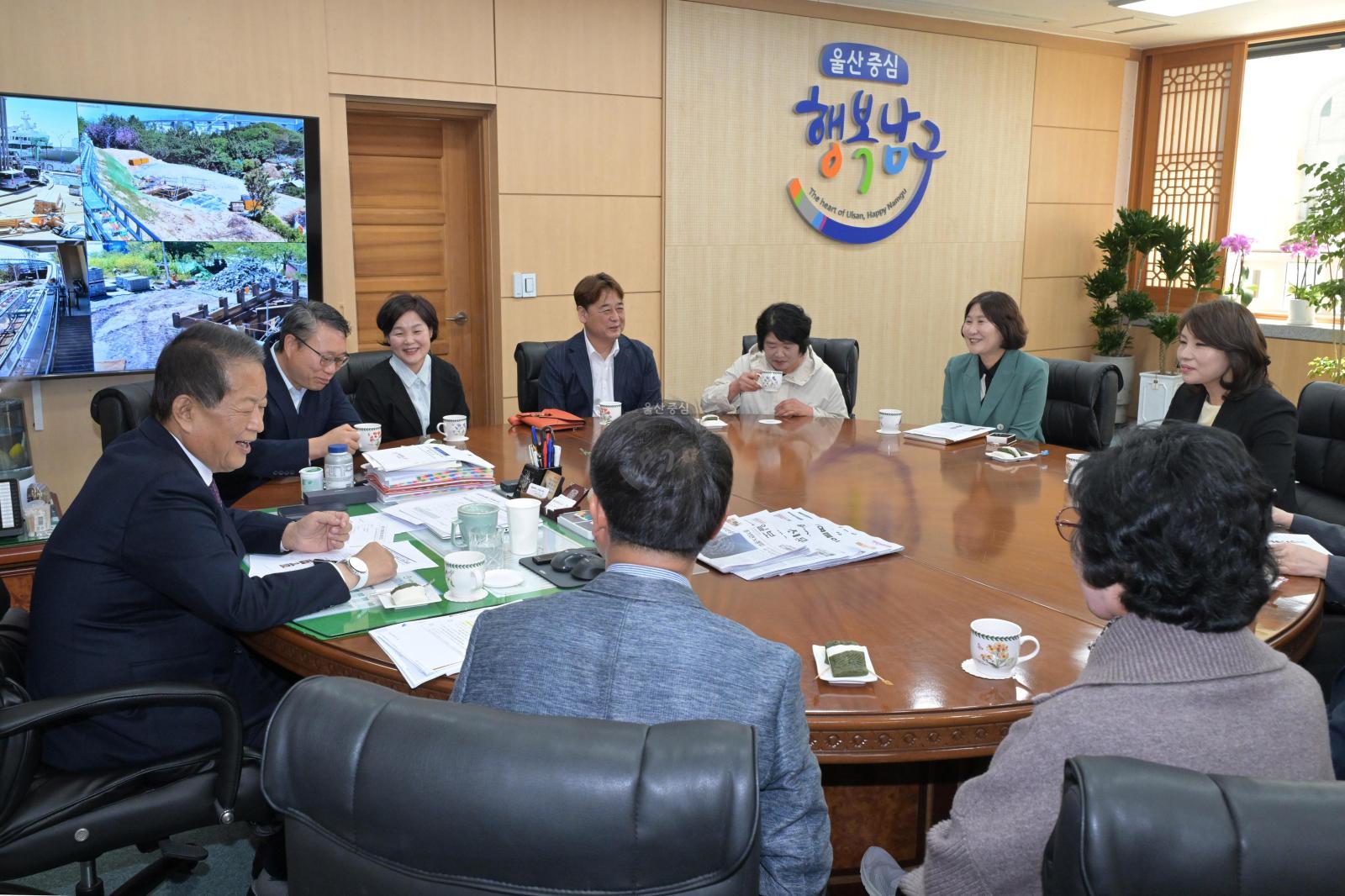 궁거랑벚꽃축제 먹거리부스 운영 수익금 전달 의 사진