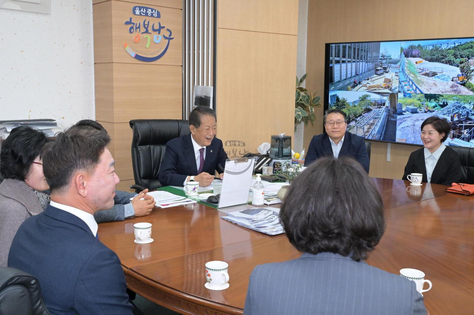 궁거랑벚꽃축제 먹거리부스 운영 수익금 전달 의 사진