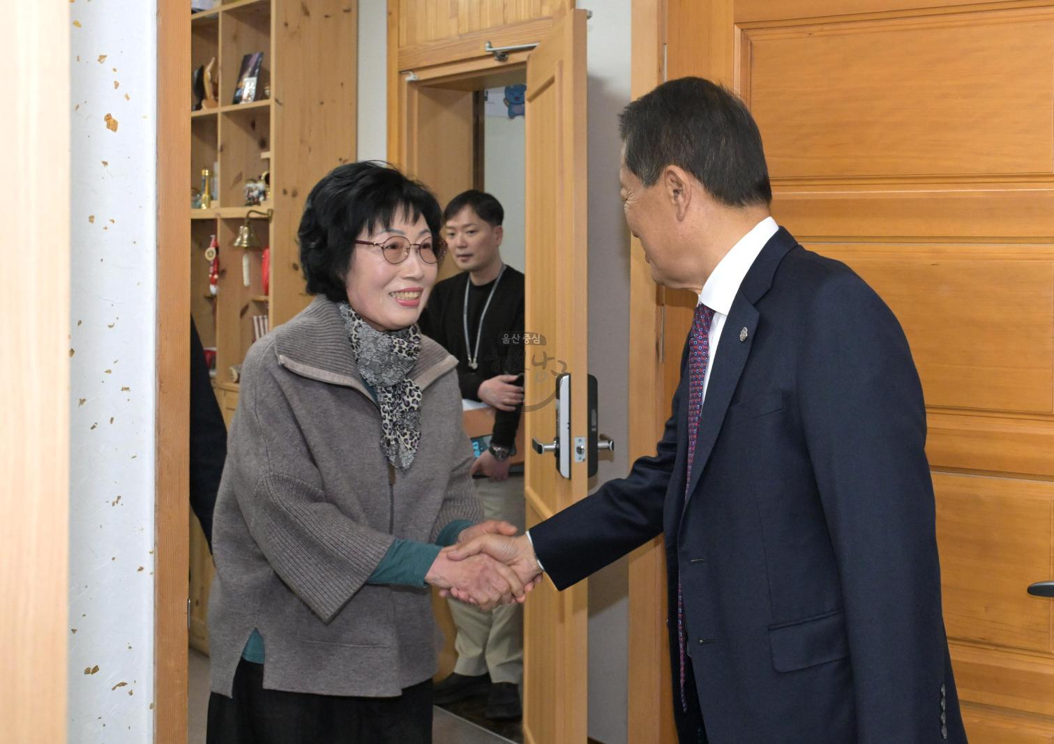 궁거랑벚꽃축제 먹거리부스 운영 수익금 전달 의 사진