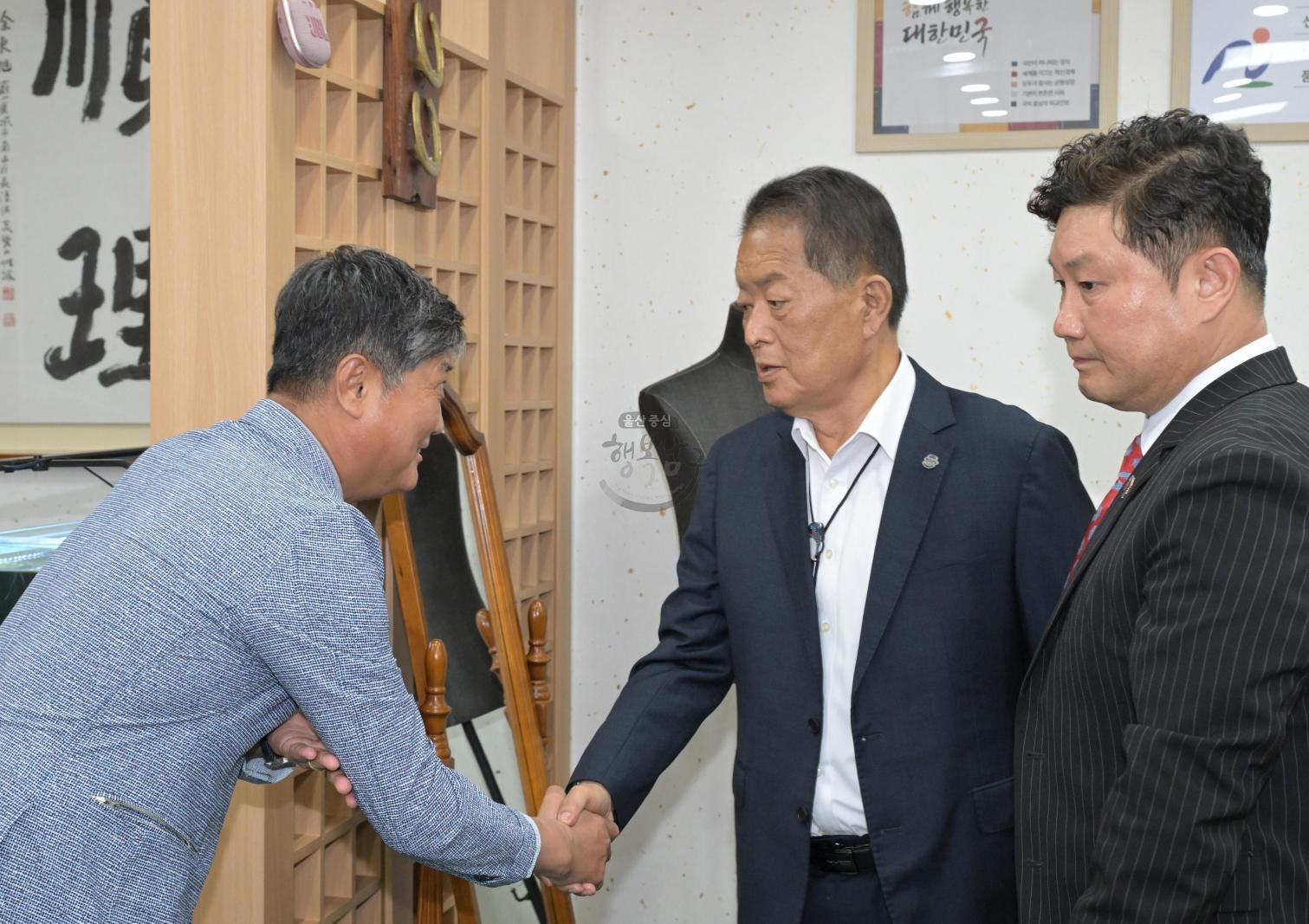 (사)대한민국팔각회 울산광역시지구 신임총재단 내방 의 사진