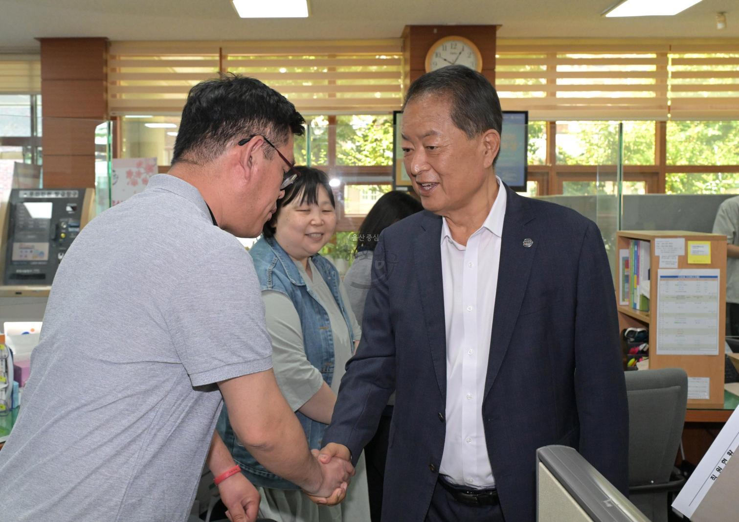 신정4동 행정복지센터 격려 방문 의 사진