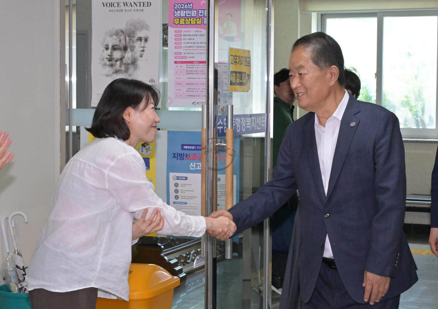 수암동 행정복지센터 격려 방문 의 사진