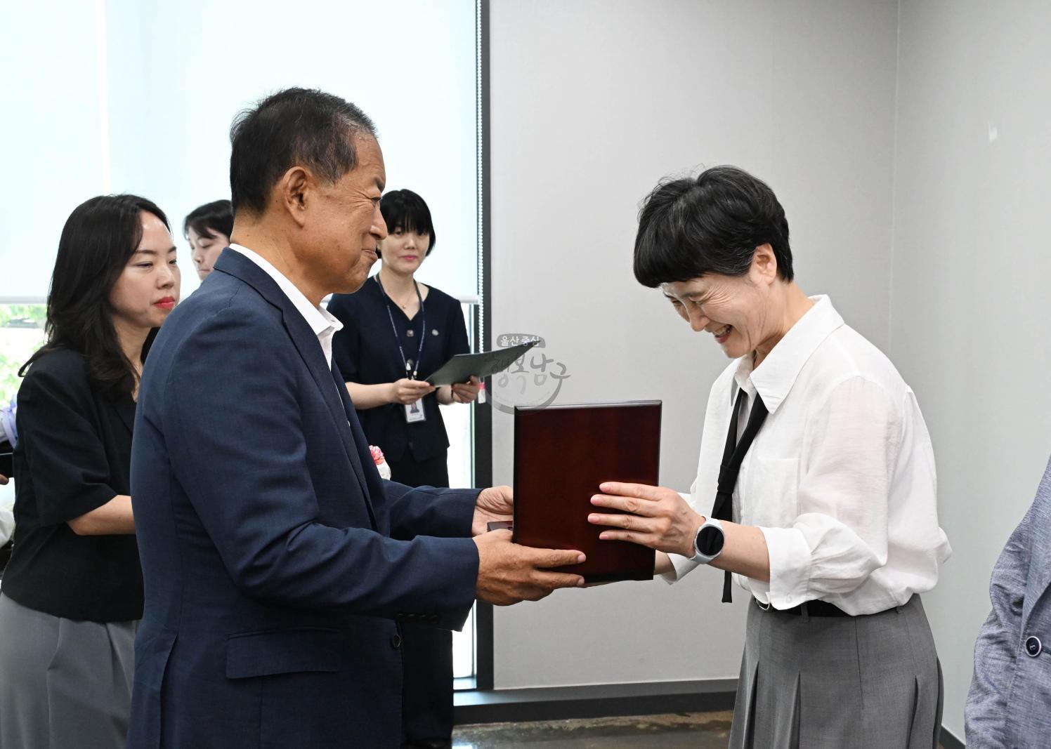 퇴임공무원오찬 의 사진