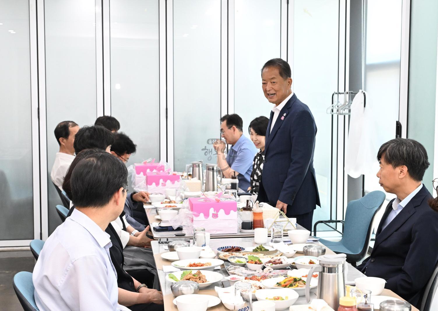 퇴임공무원오찬 의 사진