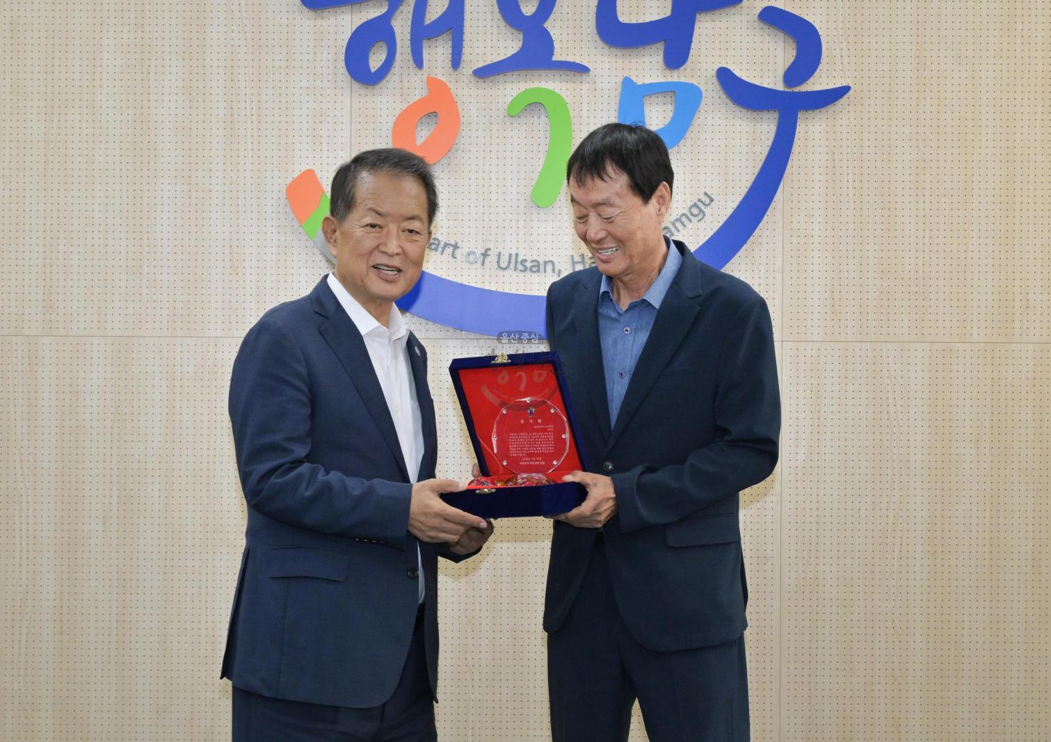 수암상가시장 상인회 감사패 전달 의 사진