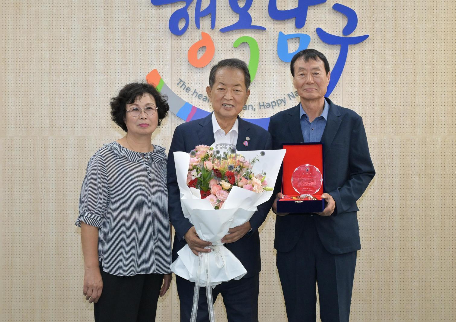 수암상가시장 상인회 감사패 전달 의 사진