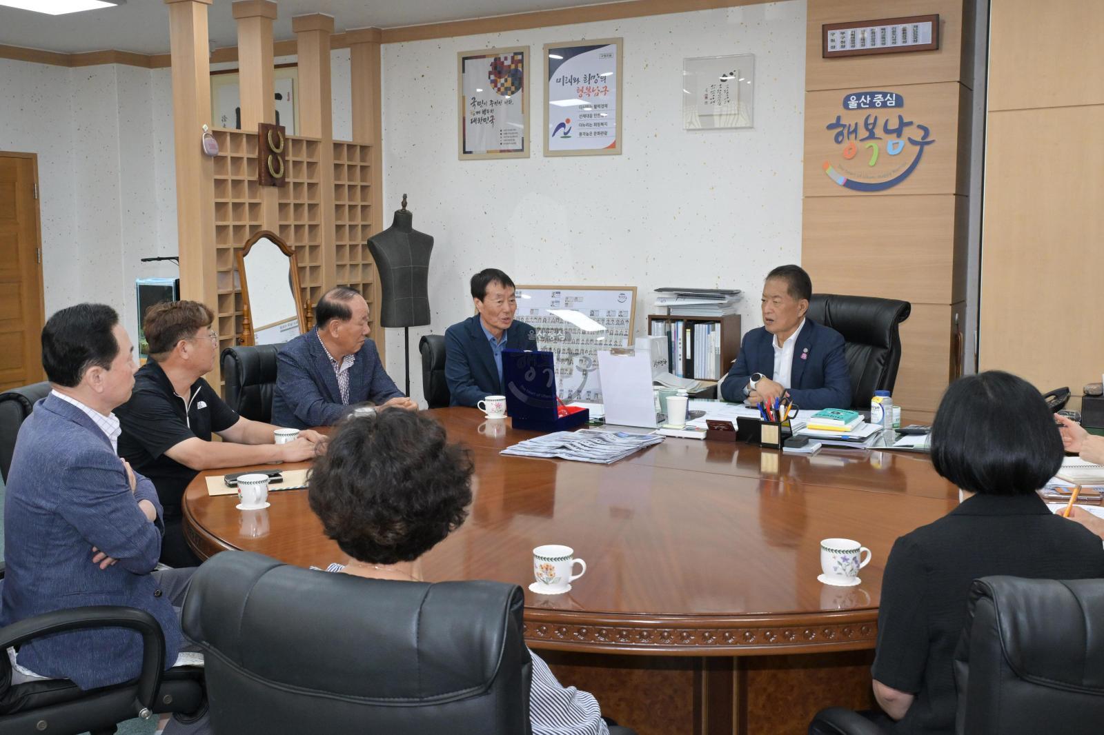 수암상가시장 상인회 감사패 전달 의 사진