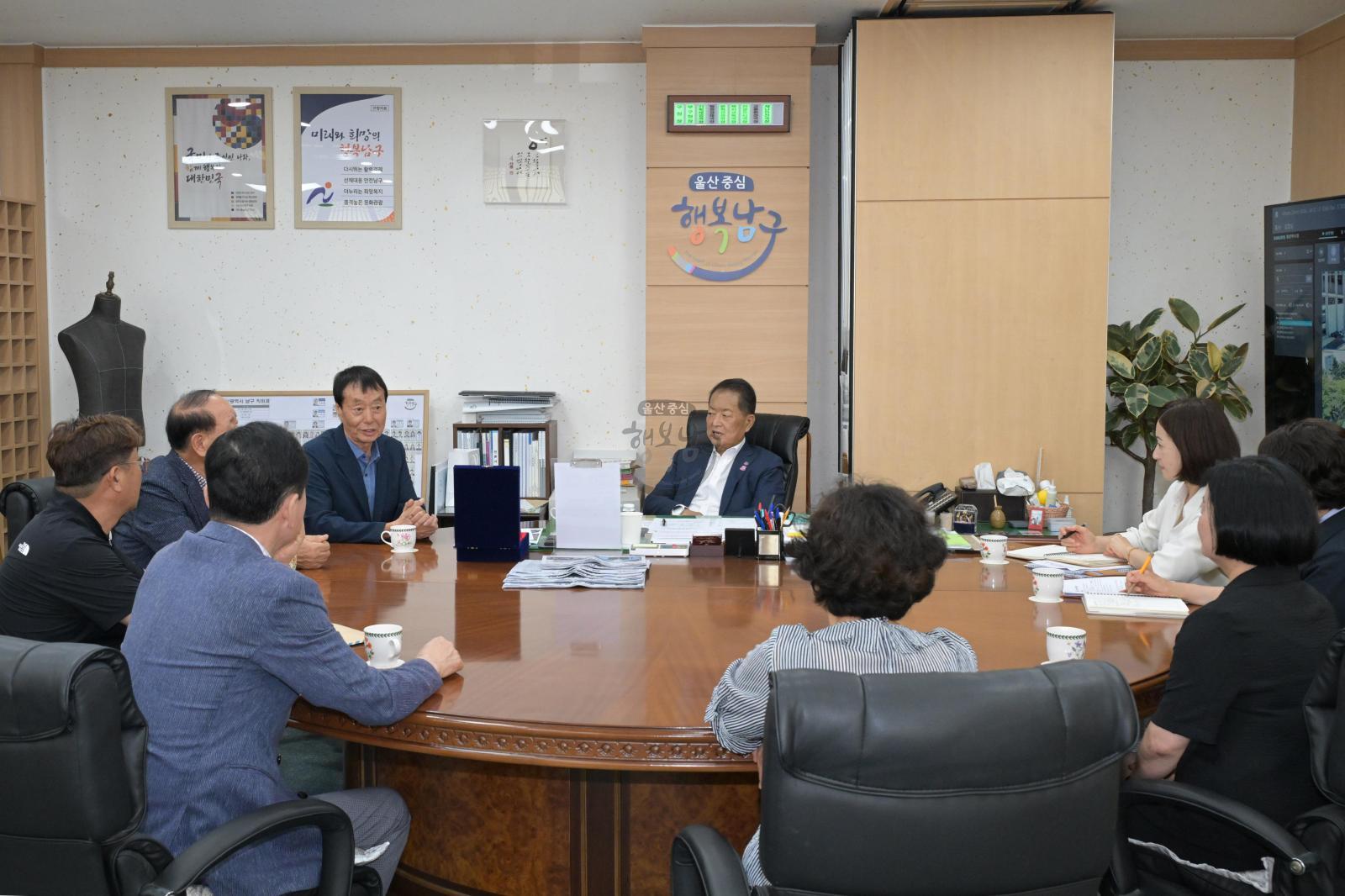 수암상가시장 상인회 감사패 전달 의 사진