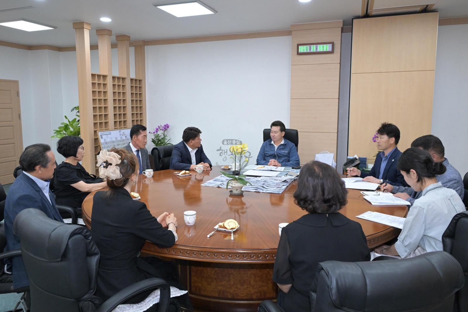 남구새마을회 임원진 내방 의 사진