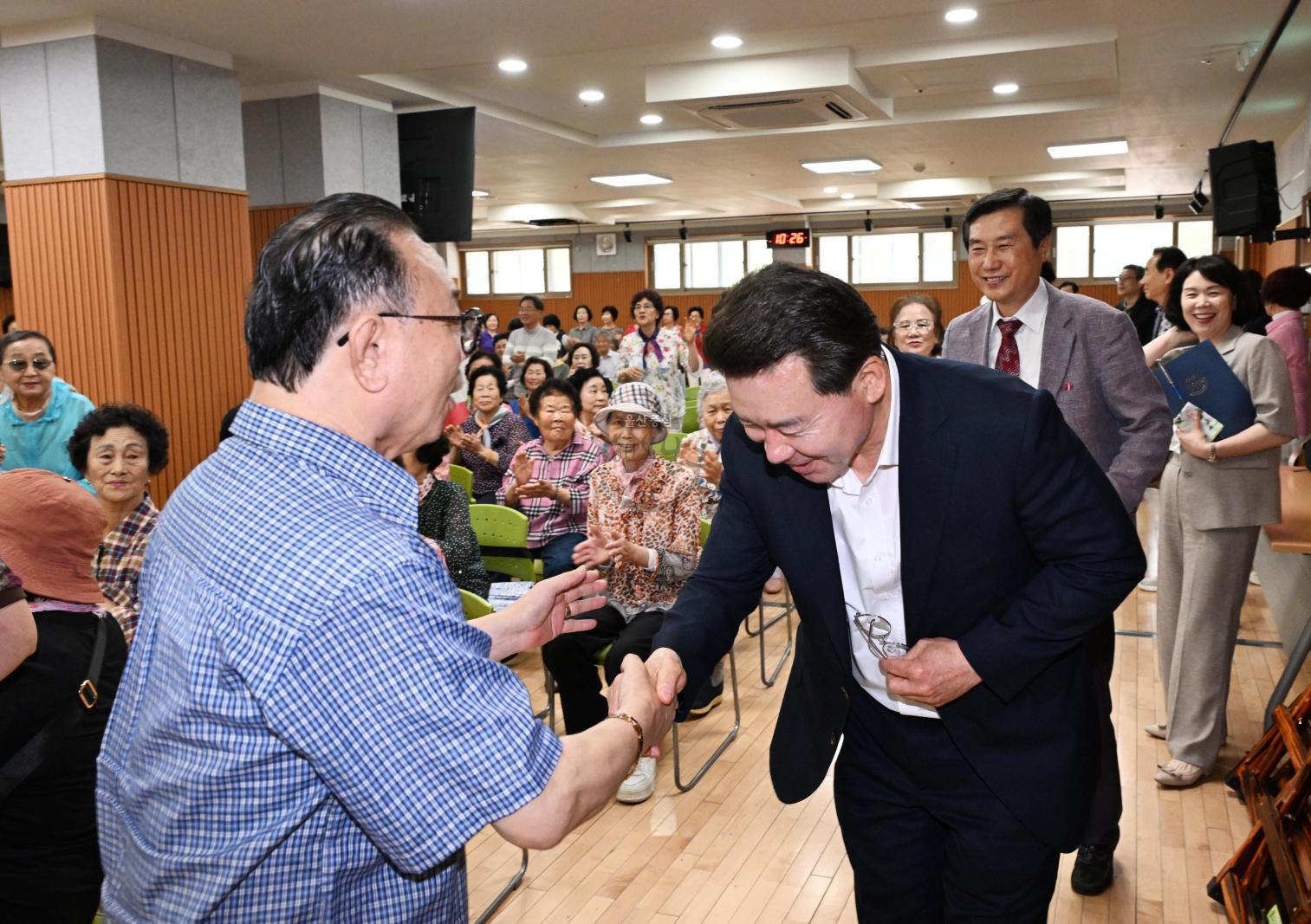 초복맞이 특식 나눔행사(도산노인복지관) 의 사진
