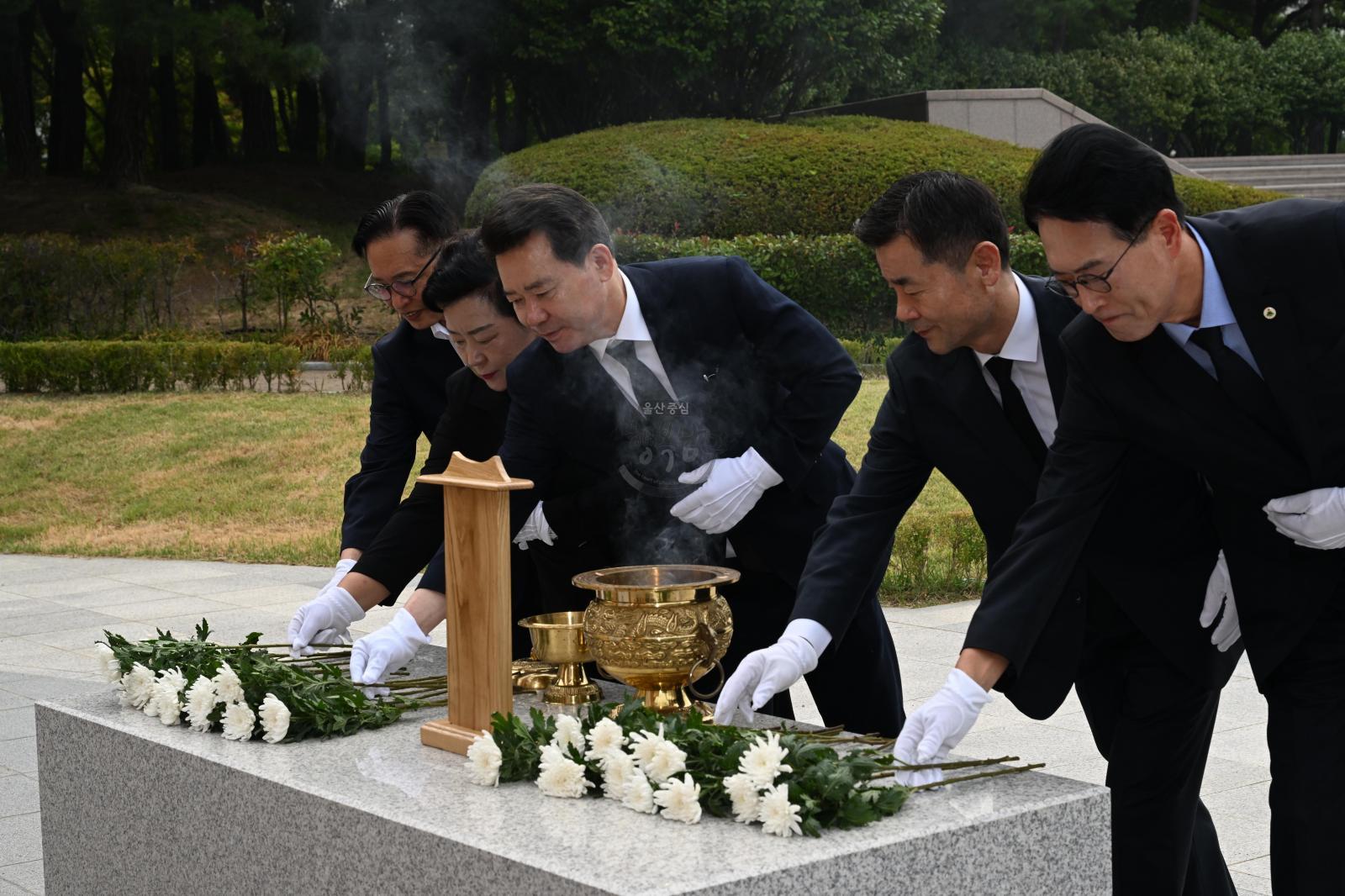 제81주년광복절경축식및항일독릷운동기념탑참배 의 사진