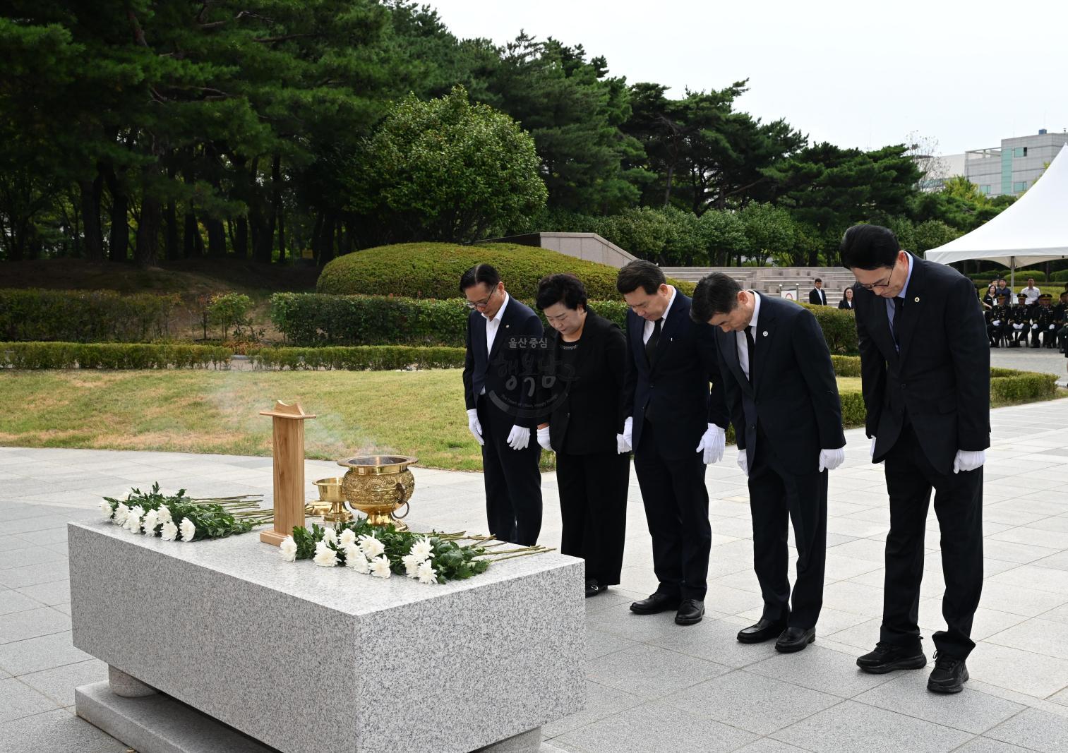제81주년광복절경축식및항일독릷운동기념탑참배 의 사진